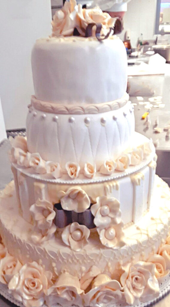 Torta Nuziale a piani Pasticceria Il Grillo, pasticceria tipica Fiorentina in Campi Bisenzio. Rinfreschi, Salati, Dolci, Pastine, Caffetteria, Schiacciata alla fiorentina, prodotti tipici fiorentini, Bar - Torta Nuziale a piani