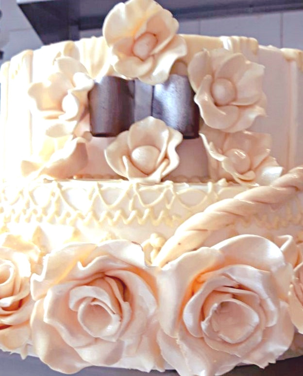 Torta Nuziale a piani Pasticceria Il Grillo, pasticceria tipica Fiorentina in Campi Bisenzio. Rinfreschi, Salati, Dolci, Pastine, Caffetteria, Schiacciata alla fiorentina, prodotti tipici fiorentini, Bar - Torta Nuziale a piani